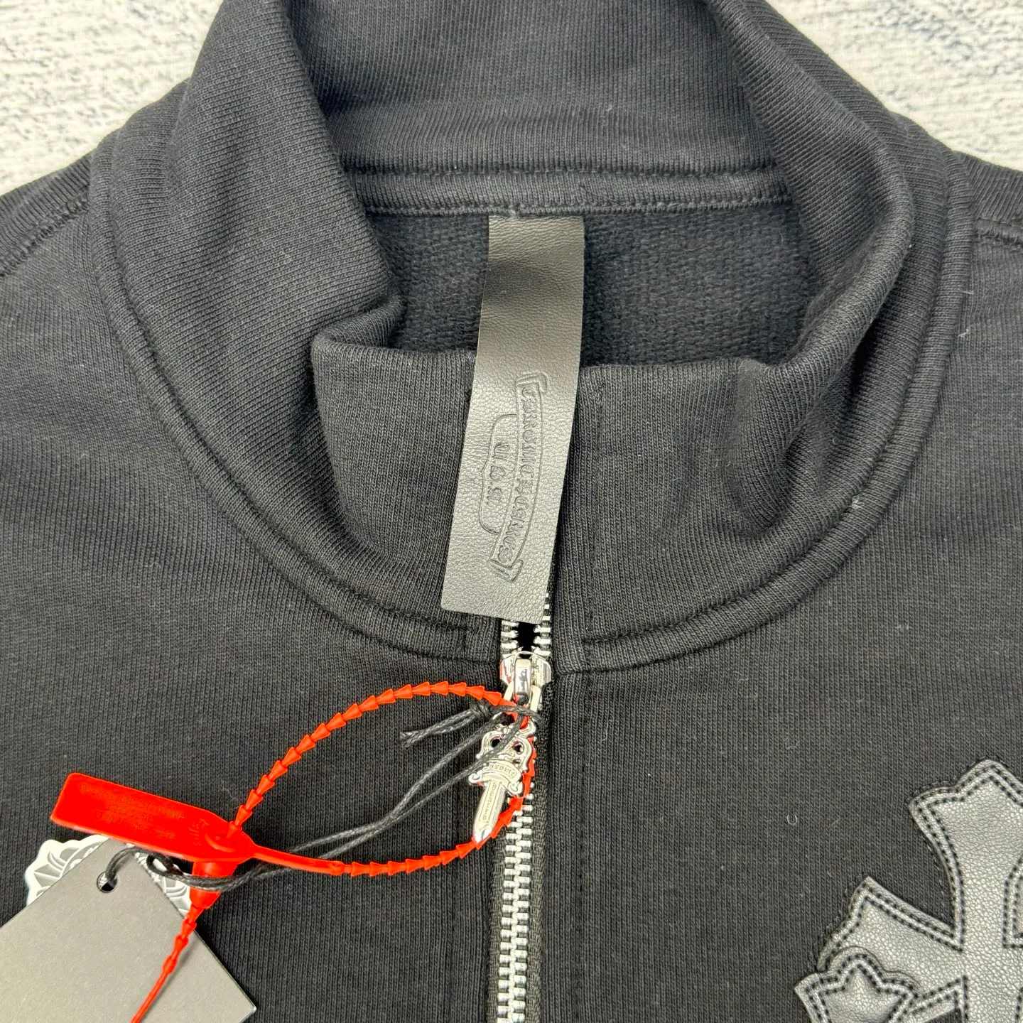 P406 Chrome Heart FW25 leather cross half-zip sweatshirt Size: S/M/L/XL Made of high-weight pure cotton terry fabric Pre-shrunk to ensure wearing stability Three-dimensional leather cross label Half-zip neckline with dagger-shaped zipper pull Combined with curved hem tailoring and kangaroo pocket